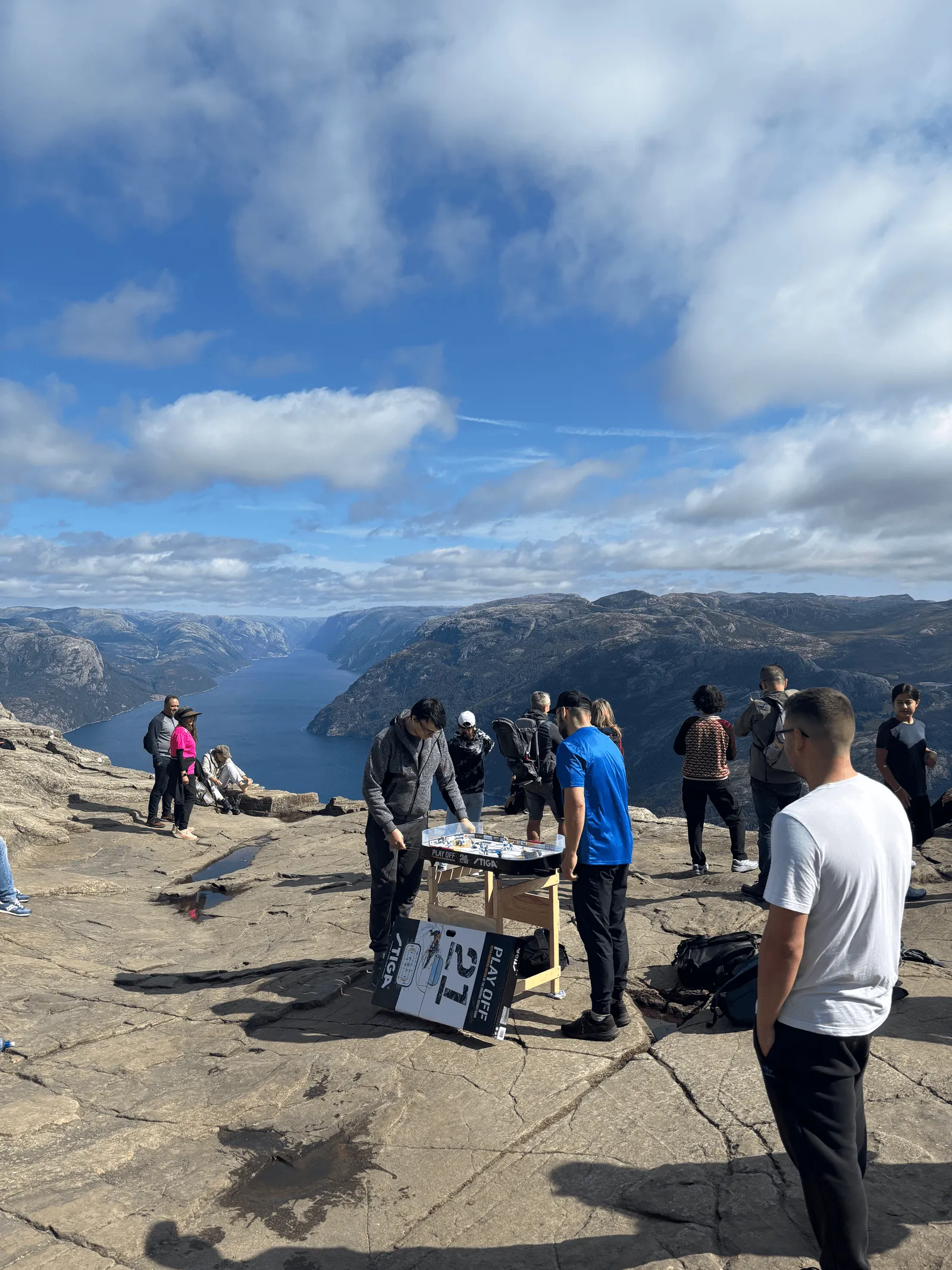 Bordhockey på Preikestolen