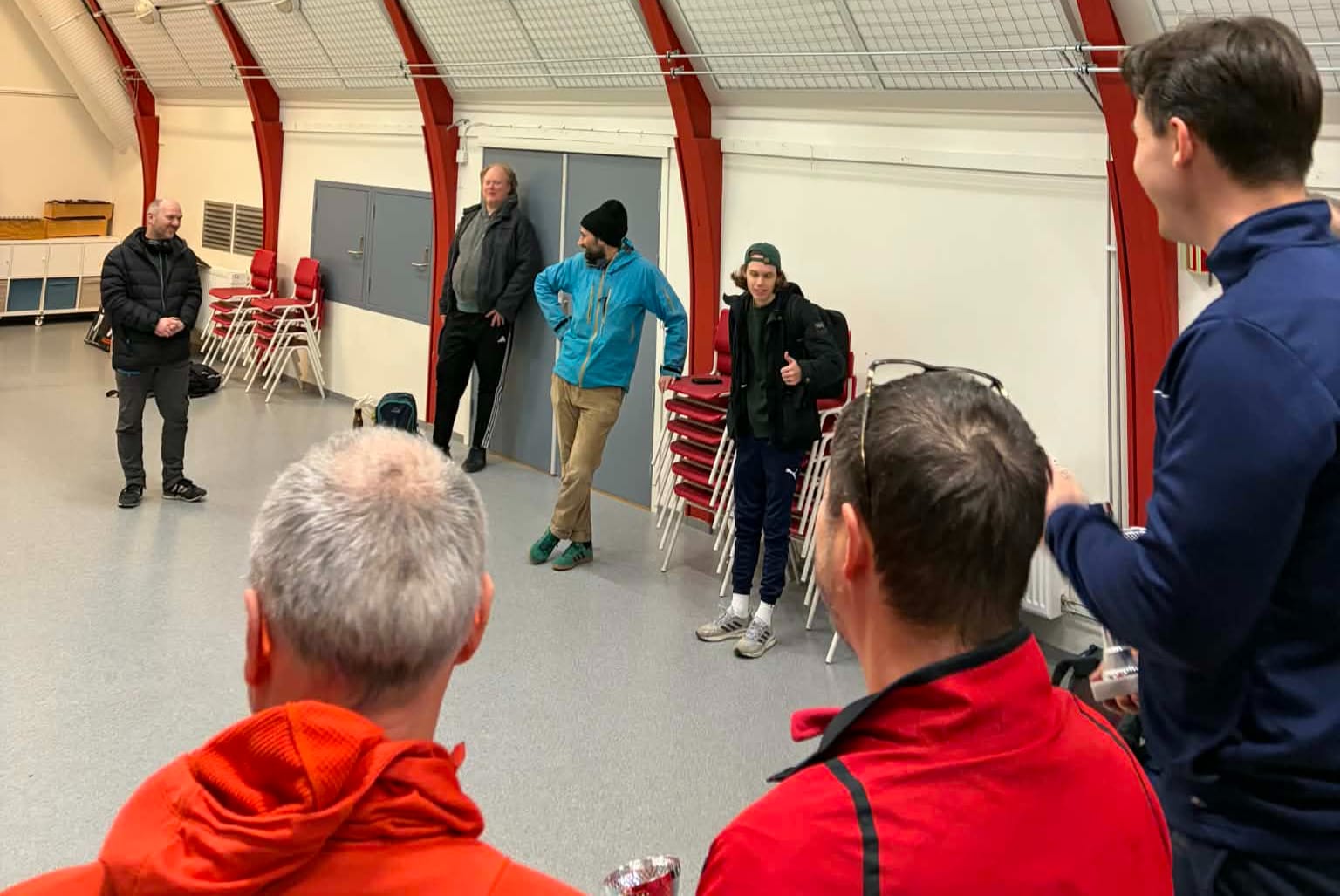 Skuffede bergensligaspillere betrakter pallen under premieutdelingen.