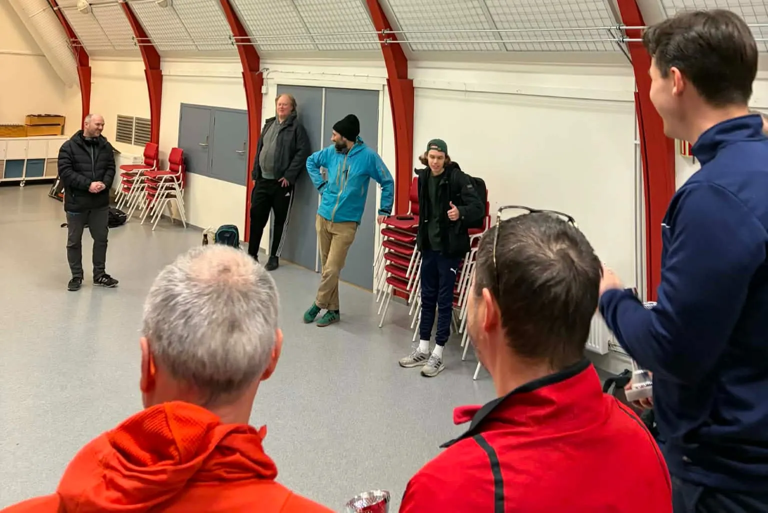 Skuffede bergensligaspillere betrakter pallen under premieutdelingen.
